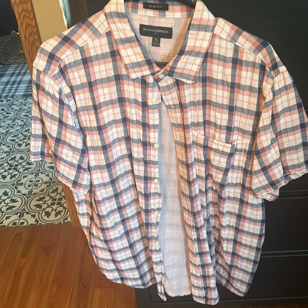 Like new men’s short sleeve button up shirt; slim fit; sz xl